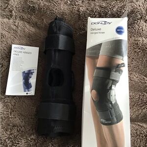 DonJoy Deluxe Hinged Knee Brace - Black